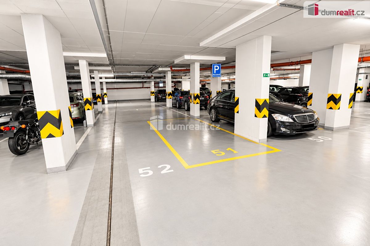 Pronájem garážového stání 13 m², Praha – fotka 1 z 3