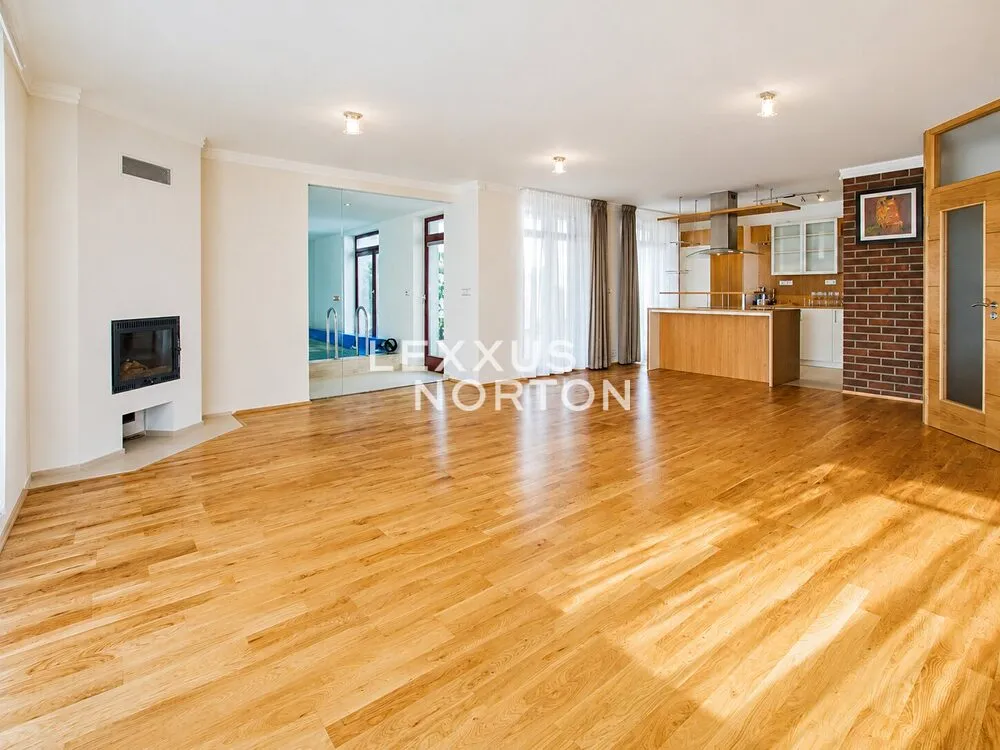 Pronájem rodinného domu 350 m², pozemek 800 m²