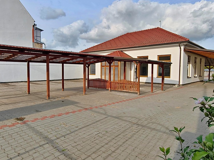 Pronájem komerčního prostoru, 443 m² (1 z 15)