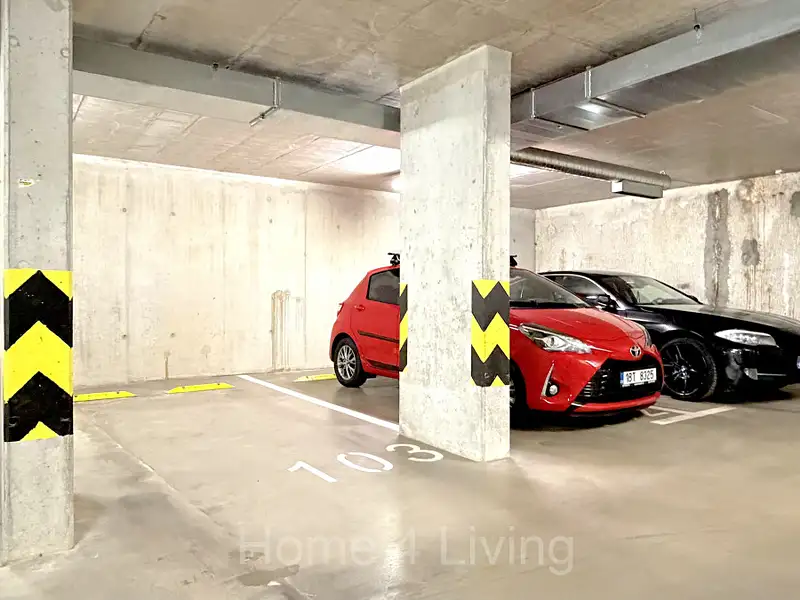 Pronájem garážového stání 18 m², Brno – náhled fotky 2