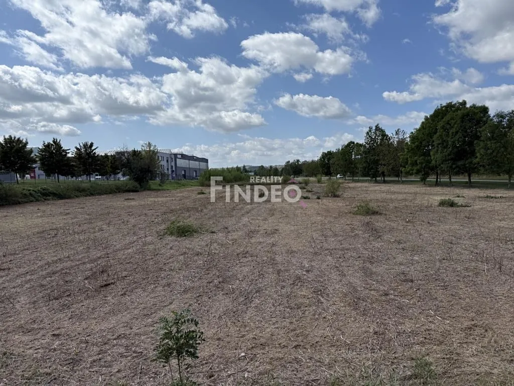 Prodej komerčního pozemku 5601 m²