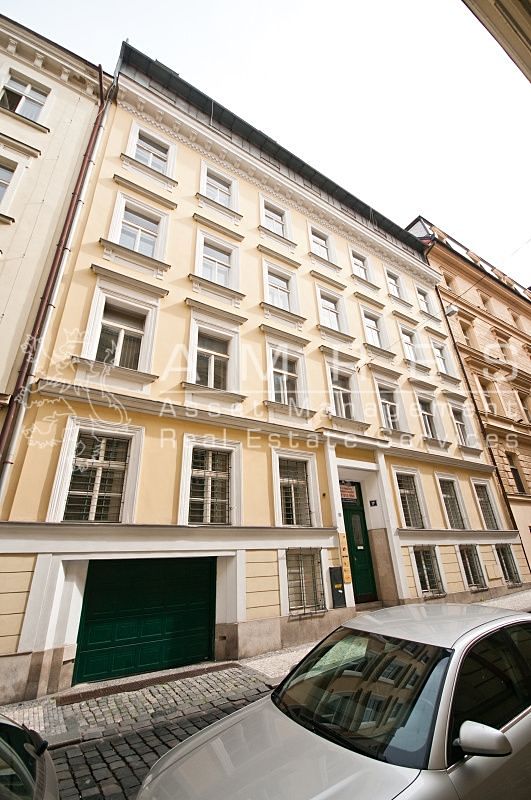 Pronájem kanceláře 292 m², Praha – fotka 1 z 3
