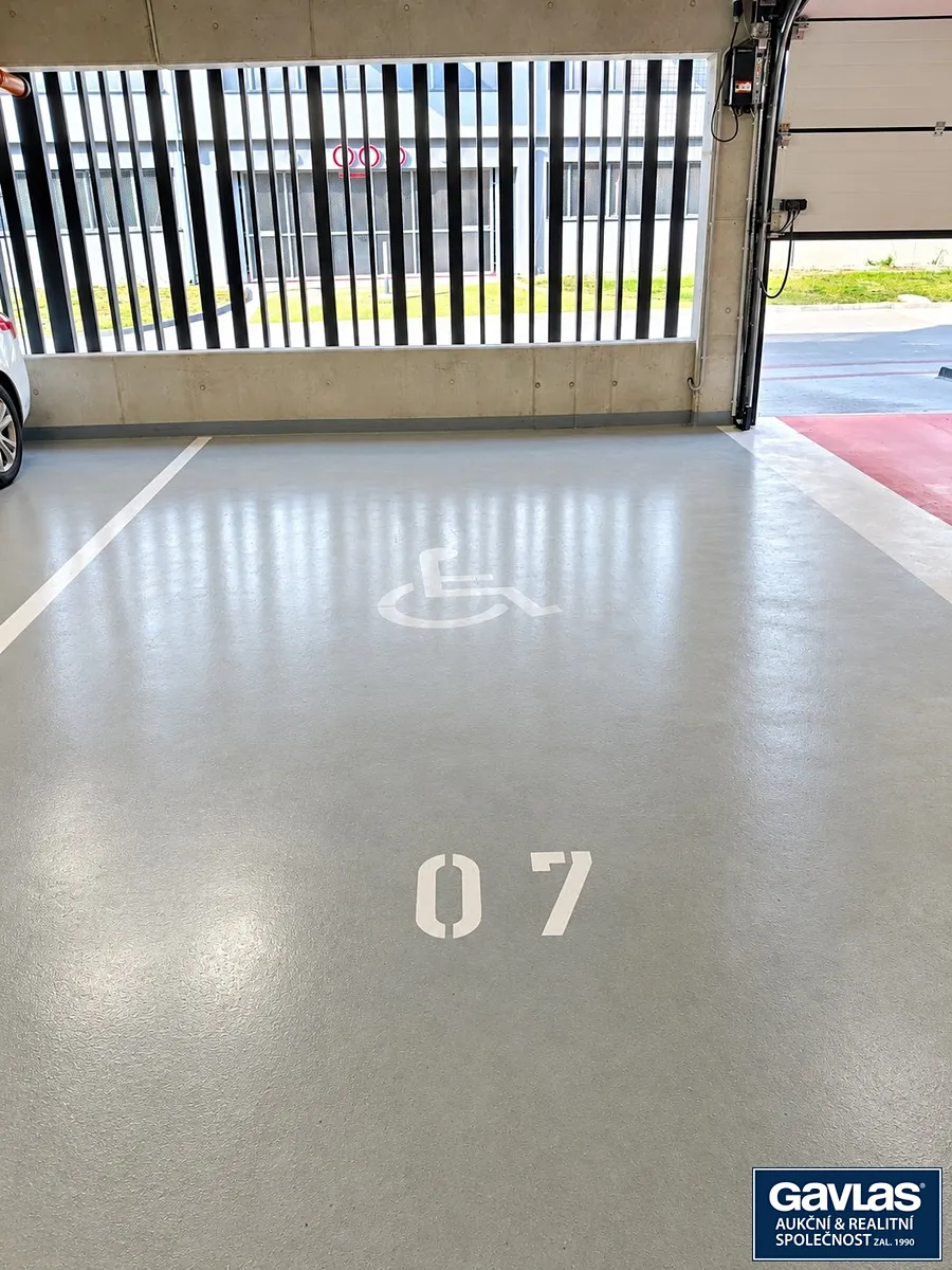 Pronájem garážového stání 16 m²