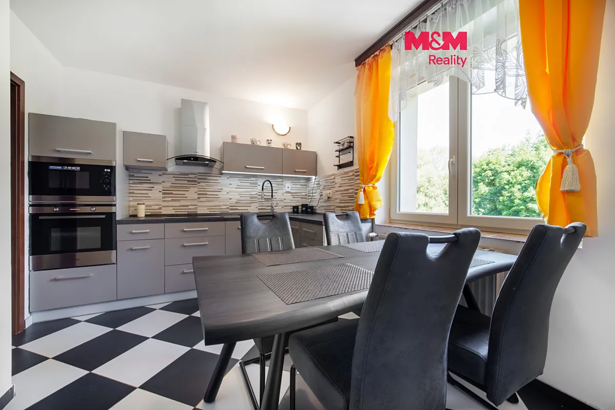 Prodej rodinného domu 300 m², pozemek 773 m²