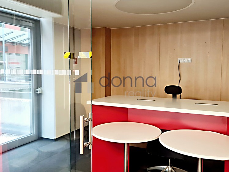 Pronájem komerčního prostoru, 194 m² (2 z 8)