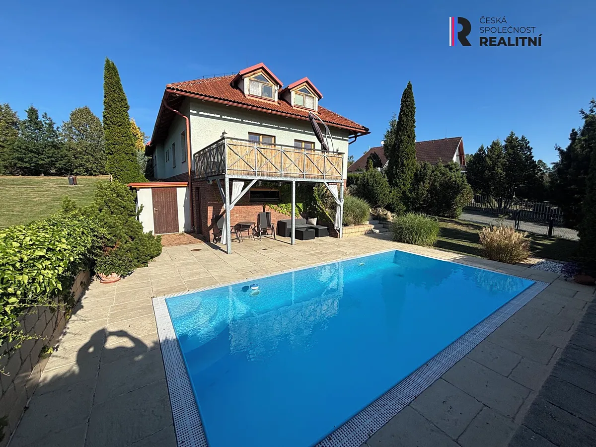Prodej rodinného domu 318 m², pozemek 228 m²