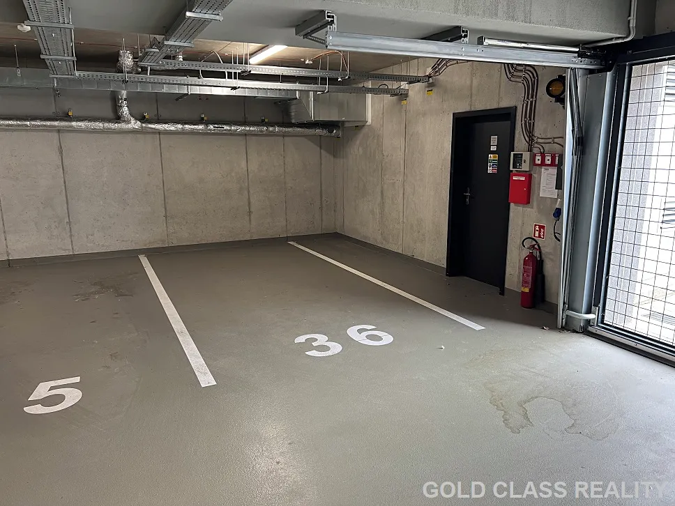 Pronájem garážového stání 17 m²