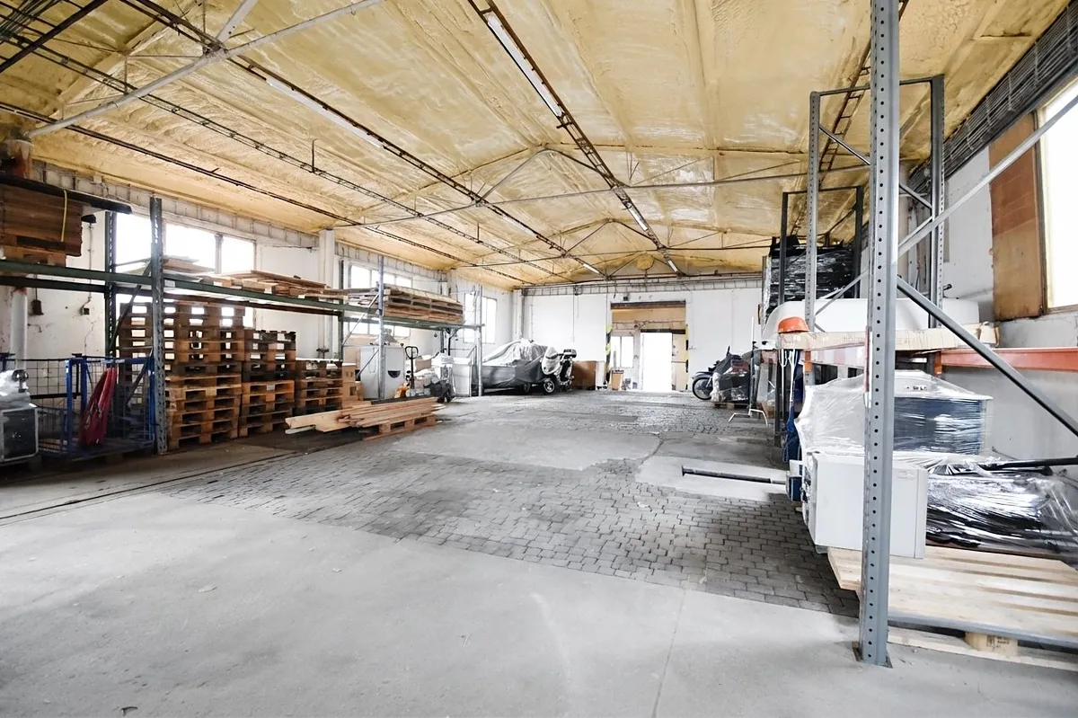 Pronájem výrobní haly, prostoru 266 m²