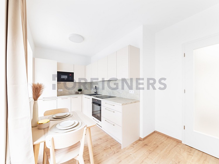 Pronájem bytu 1+kk, 28 m² (2 z 8)