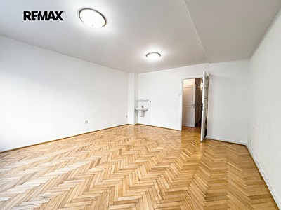 Pronájem komerčního prostoru, 58 m² (2 z 20)