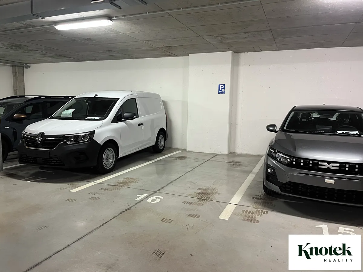 Pronájem garážového stání 12 m²