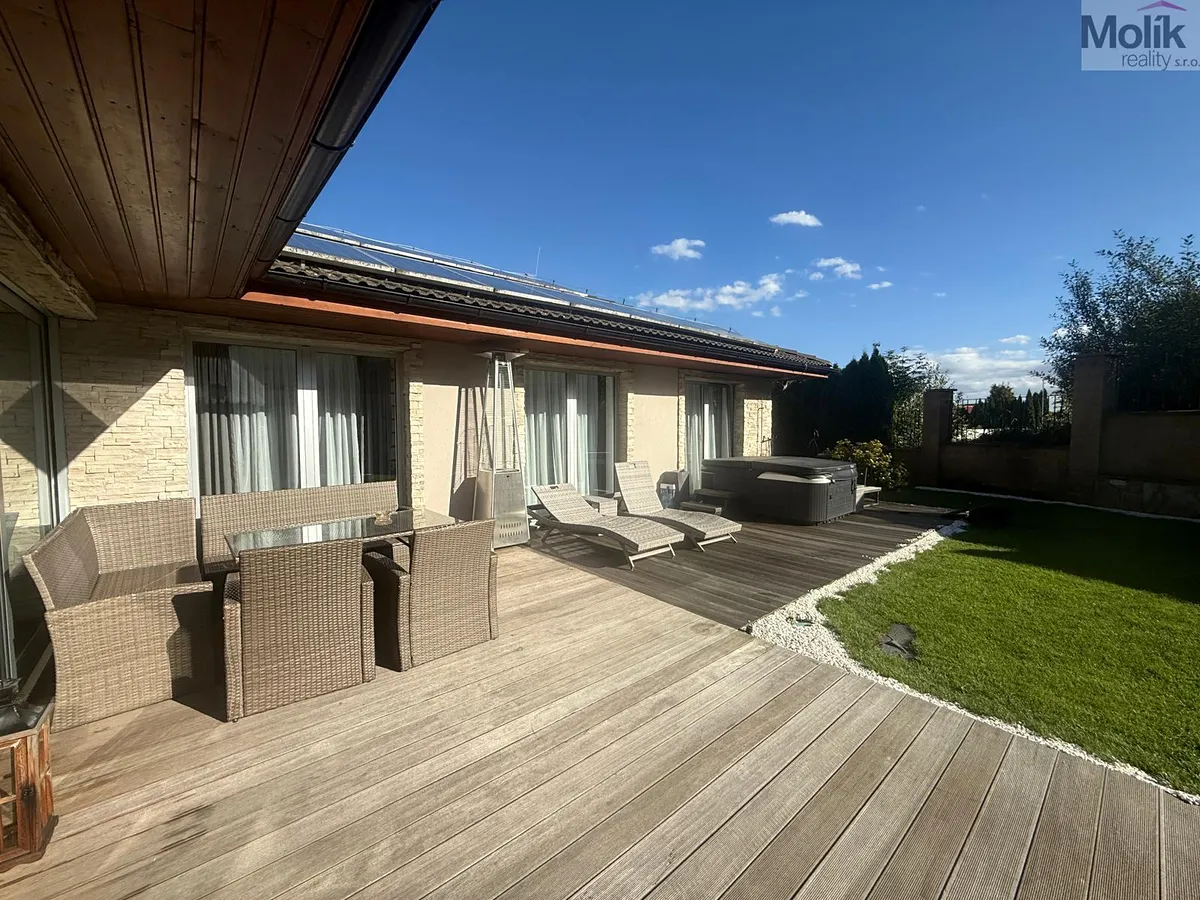 Pronájem rodinného domu 700 m², pozemek 768 m²
