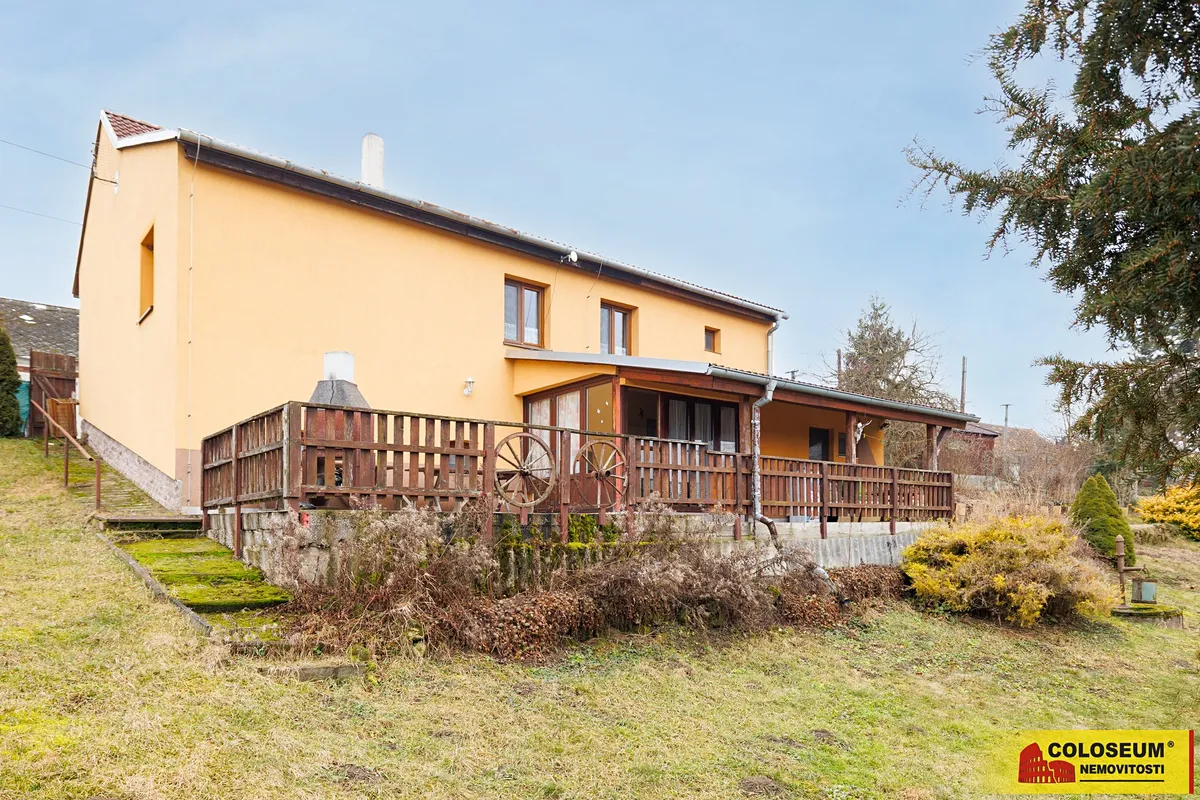 Prodej rodinného domu 270 m², pozemek 2240 m²