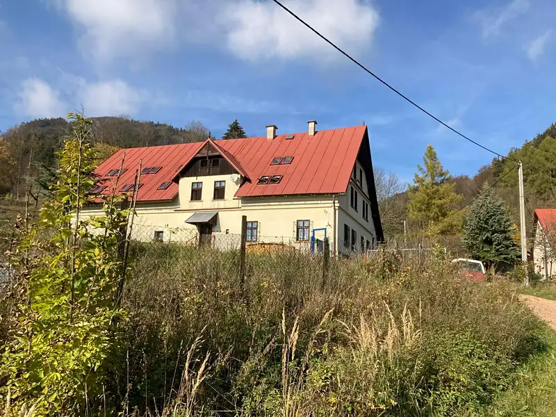 Pronájem rodinného domu 700 m², pozemek 2600 m², Trutnov – náhled fotky 1