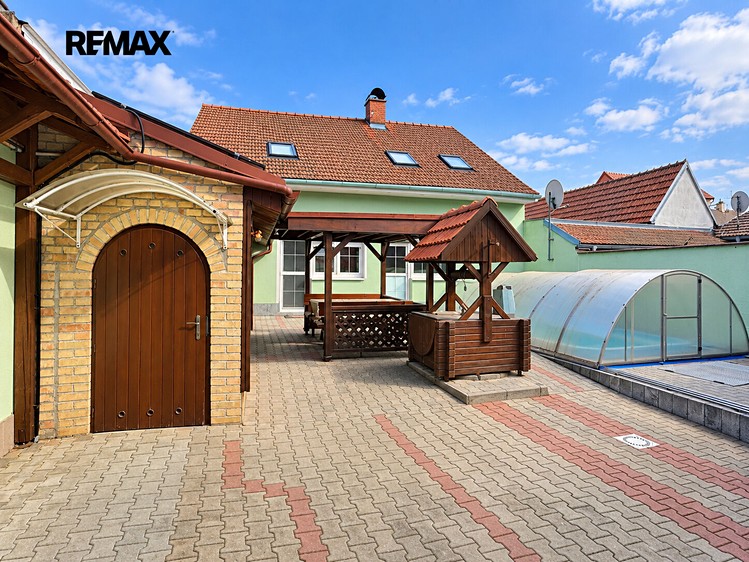 Haus zum Kauf, 244 m² (2 von 23)