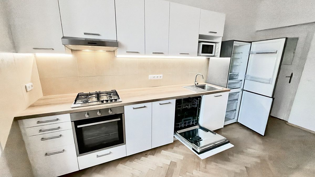 Pronájem rodinného domu 215 m², pozemek 240 m² – fotografie 2