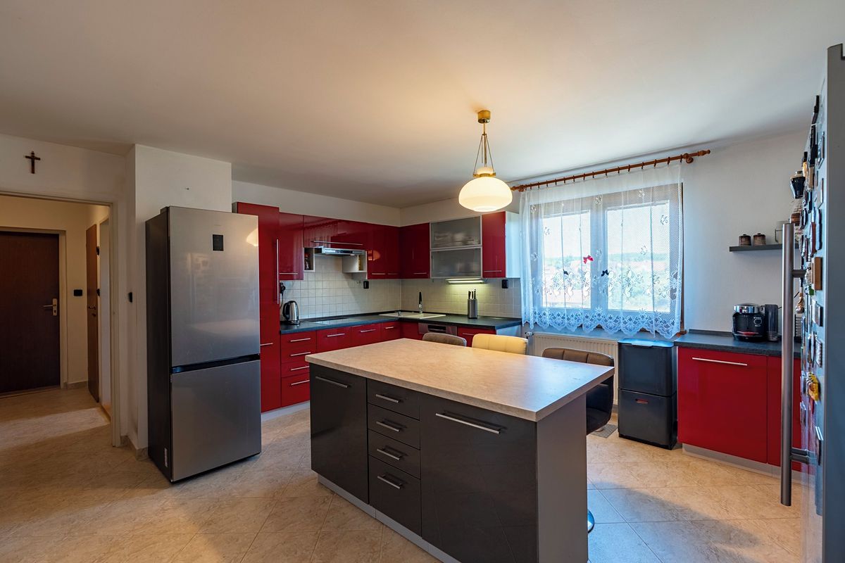 Prodej rodinného domu 272 m², pozemek 700 m² – fotografie 4