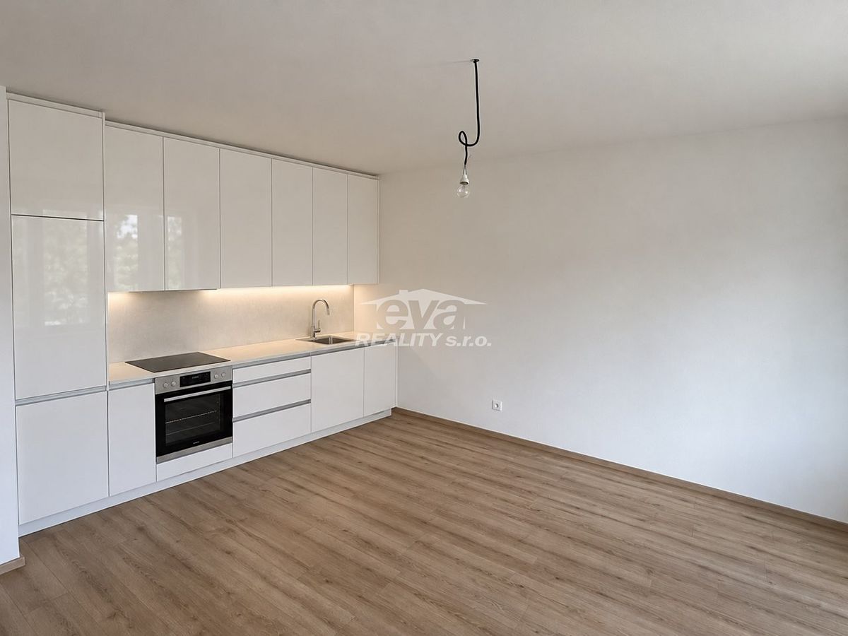 Pronájem bytu 1+kk 32 m² – fotografie 3